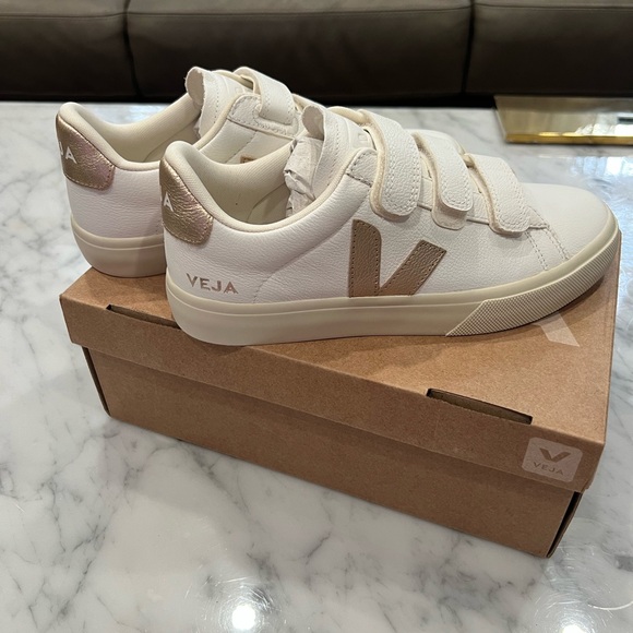Veja Women’s Recife Low Top Sneakers - Picture 1 of 7
